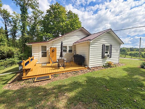 3rd image of 821 Byllesby Rd
