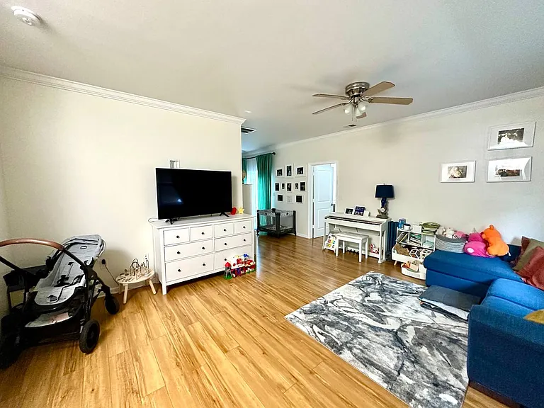 4329 Farringdon Way — Photo 4