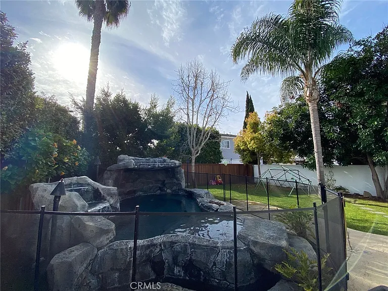 518 Westminster Ave — Photo 16