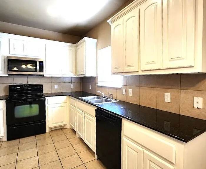 13705 Oxford Dr — Photo 15