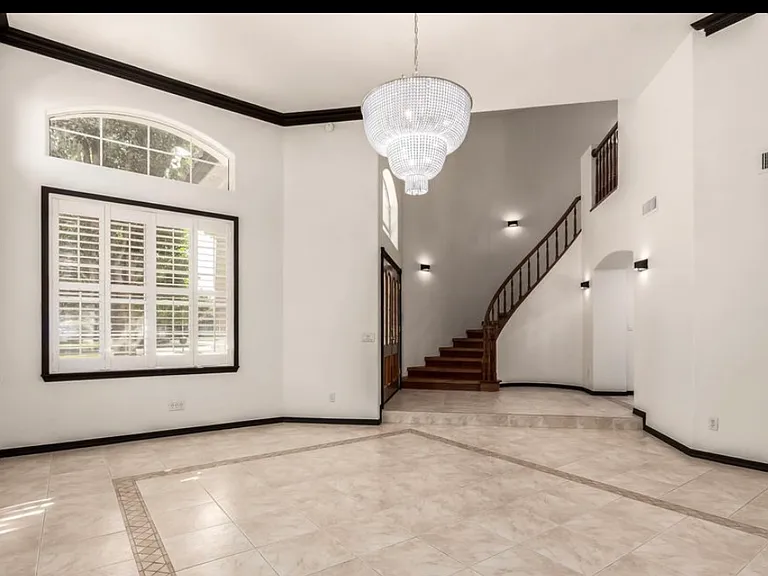 2438 N Forest Cir — Photo 3