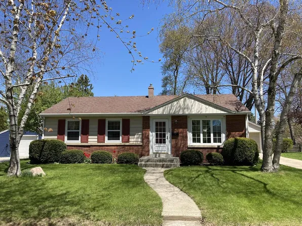 2430 East Bottsford AVENUE, Saint Francis, WI 53235
