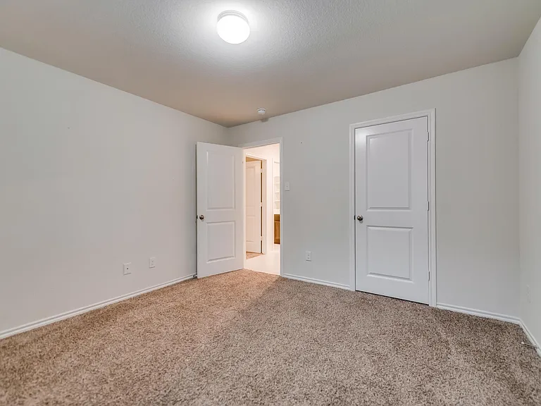 1302 Meadow Creek Dr — Photo 17