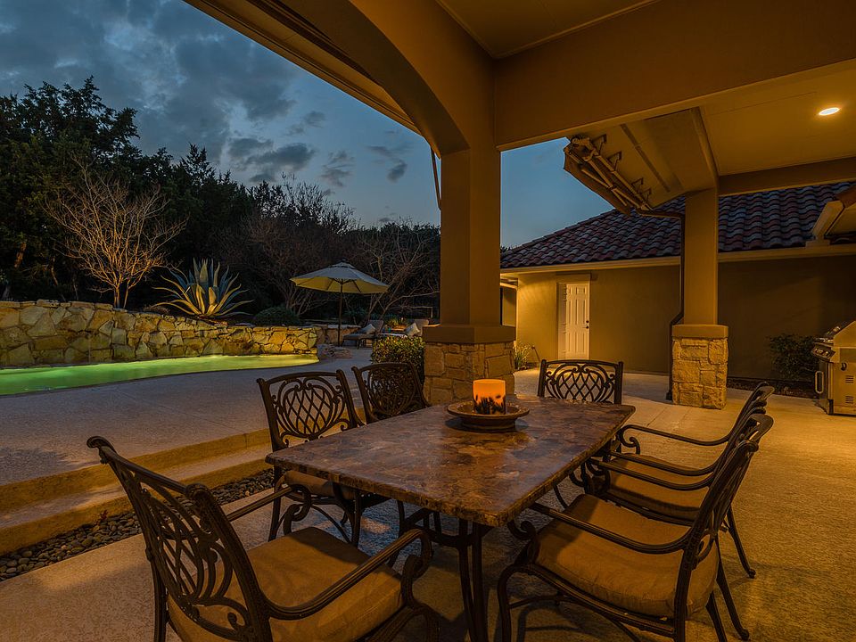 Outdoor Dining Area At Twili