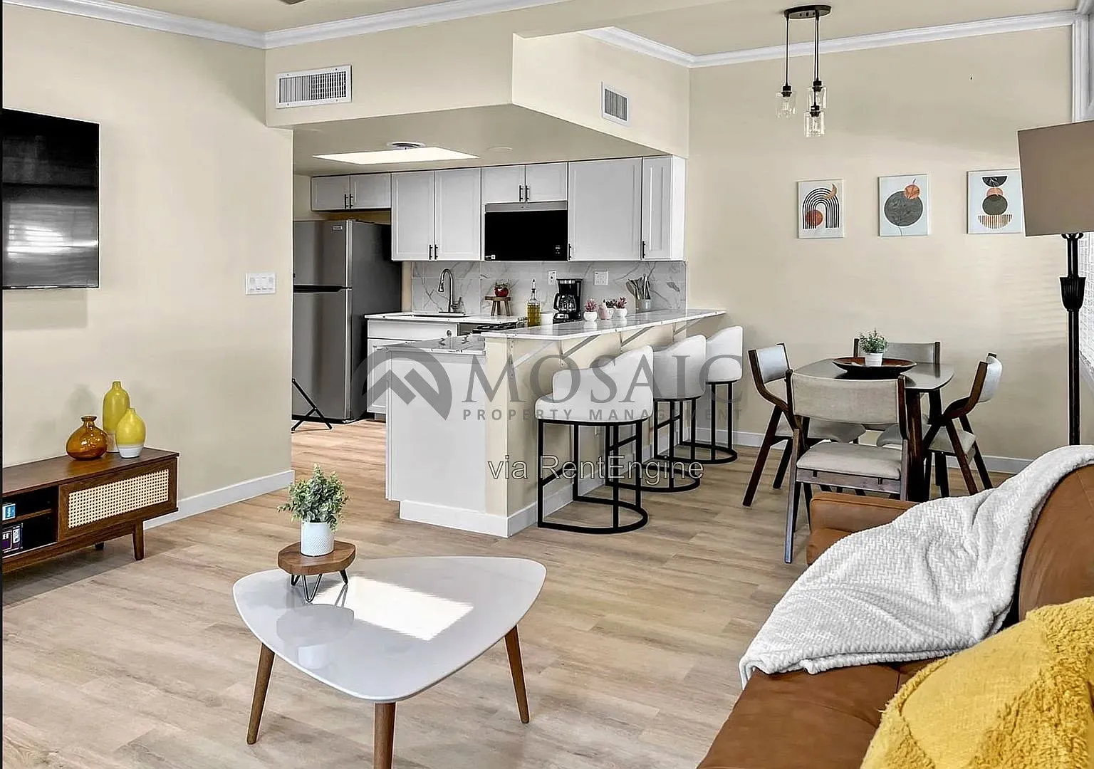 2 bed, 1.0 bath, 921 sqft, $1,650 — Photo 2