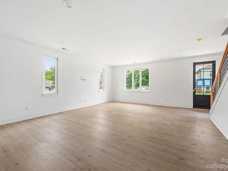 3108 Ross Ave — Photo 4
