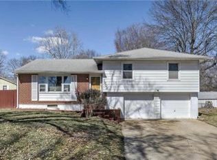 1902 Crestwood Dr, Harrisonville, MO 64701