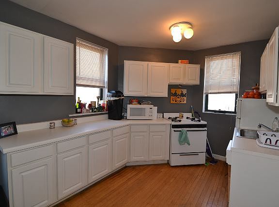 3rd image of 3845 N Greenview Ave #N4