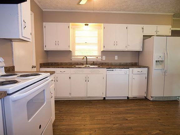 5th image of 301 Blackwood Dr