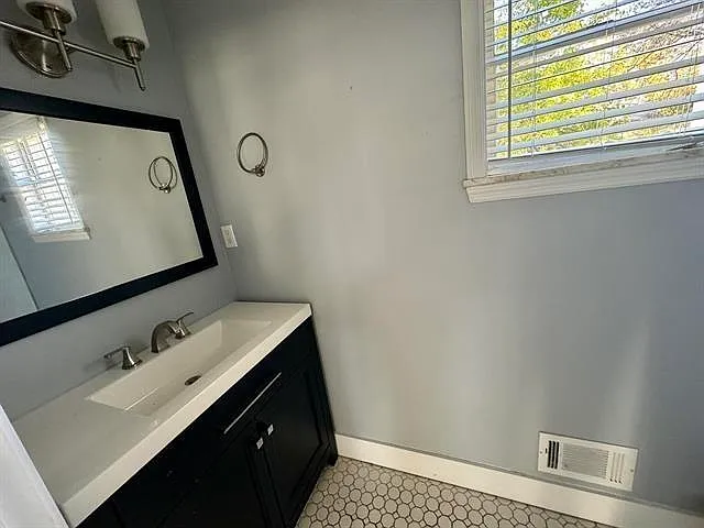 690 McConnell St — Photo 10