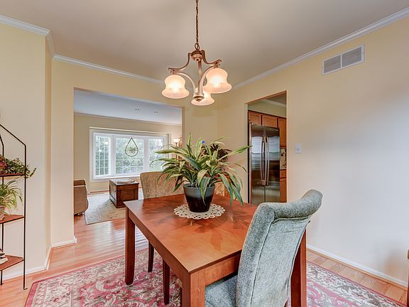 Dining room also features crown molding