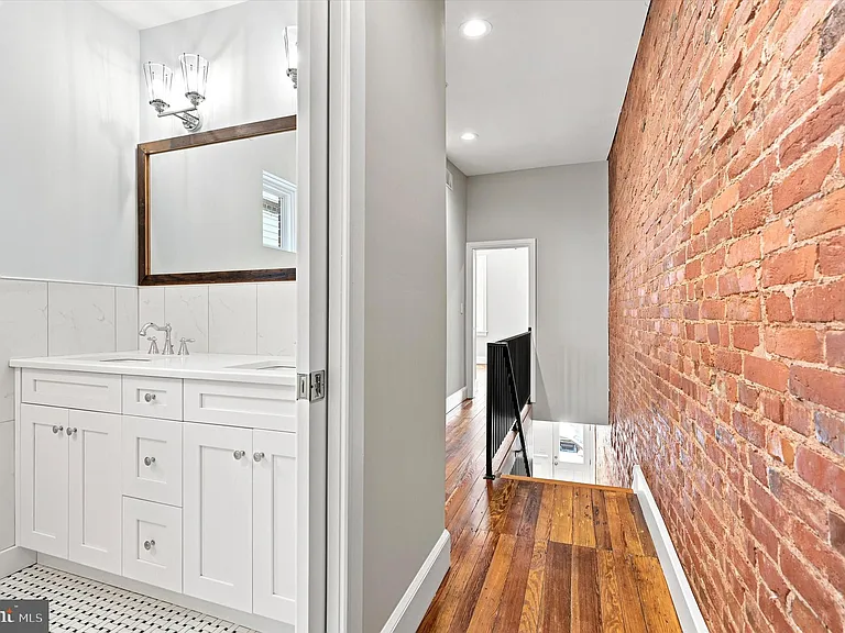 2337 E Fletcher St — Photo 15
