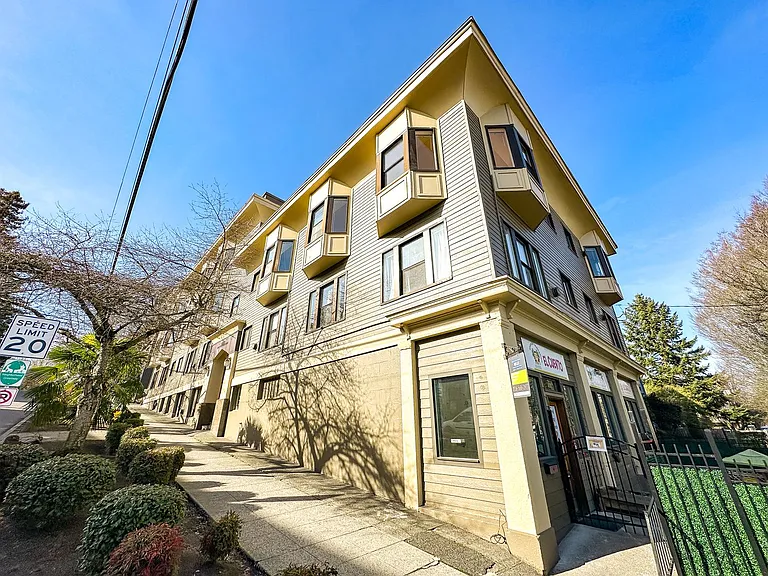 Regis Apartments — Photo 21