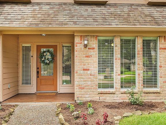 Brick home; inviting front porch!Roof 2017