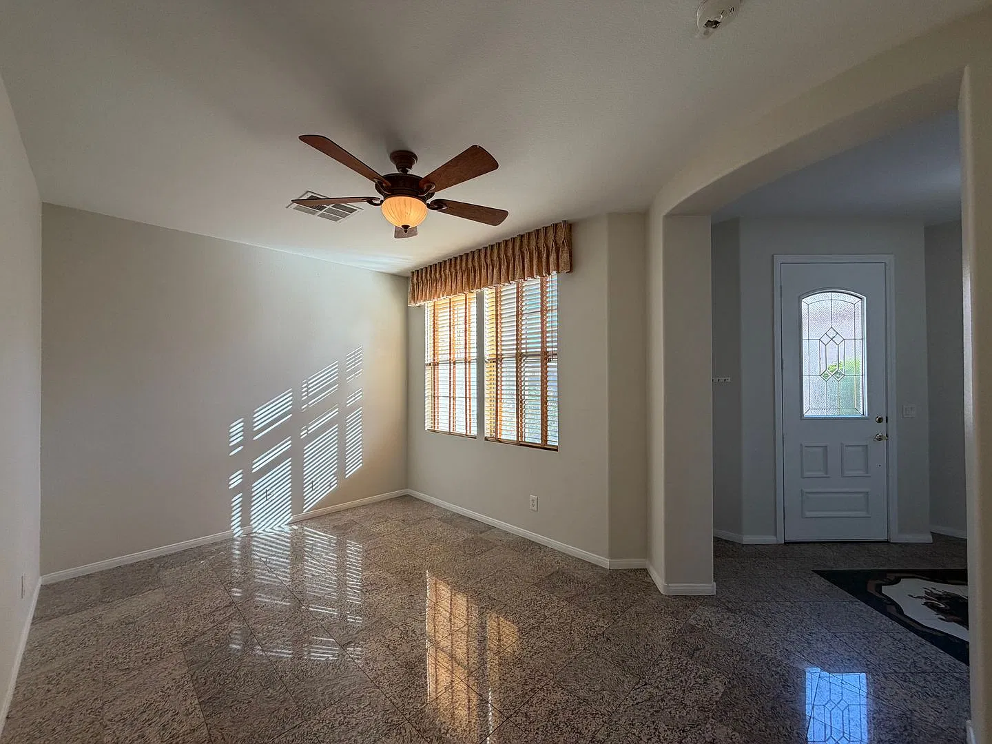 Wow, dramatic 4 bedroom — Photo 3