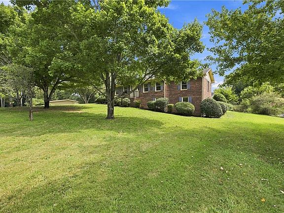 2nd image of 208 Woodland Cir SE