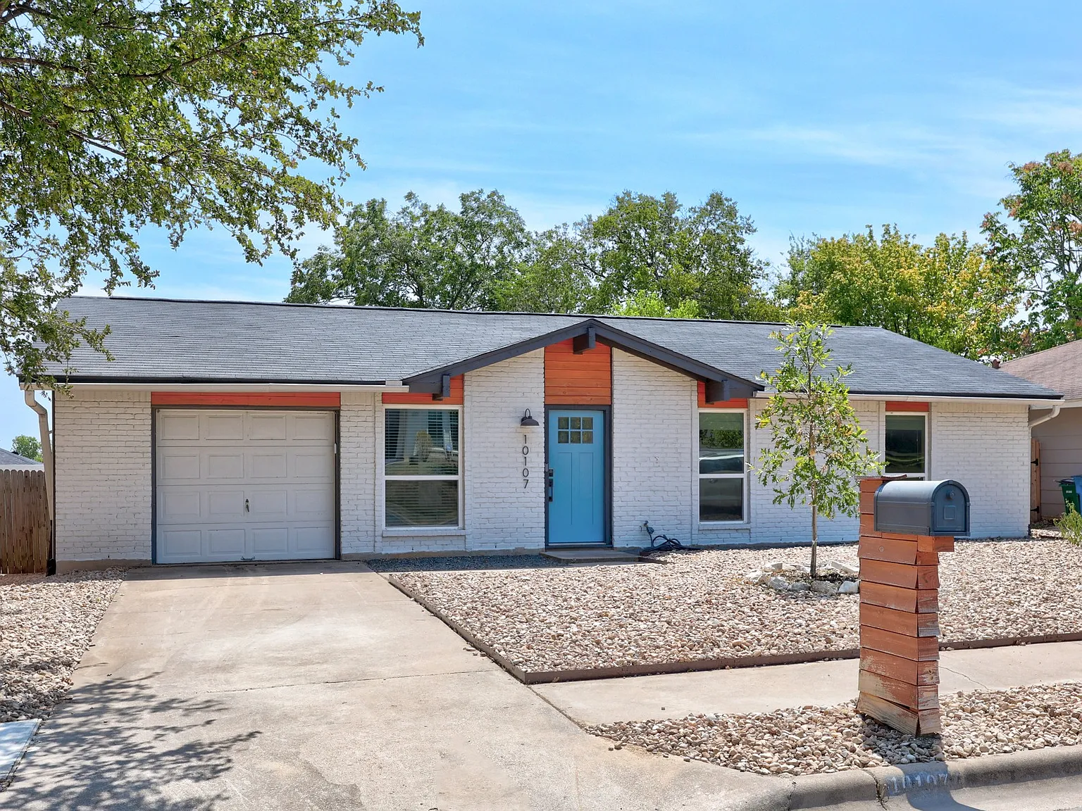 3 bed, 1230 sqft, $2,195 — Photo 4