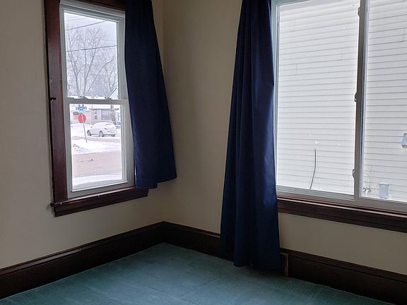 4th image of 905 Lowry Ave NE #1