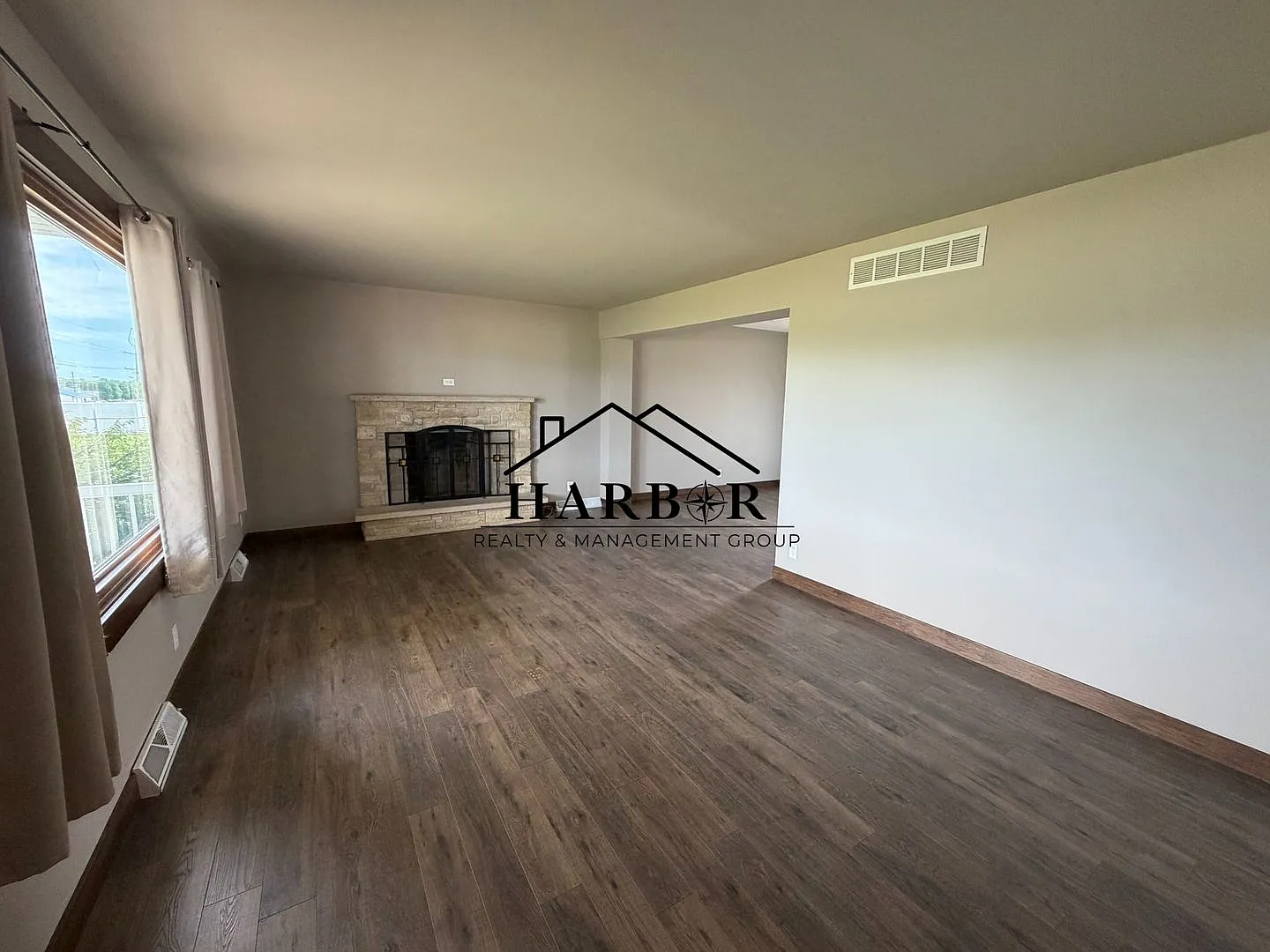 *1/2 Off First Months Rent* Spacious 3BR Home with 2-Stall Garage & Private Deck in Kasson — Photo 3