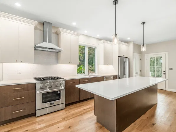 4 Mollies Ln #B, Gloucester, MA 01930