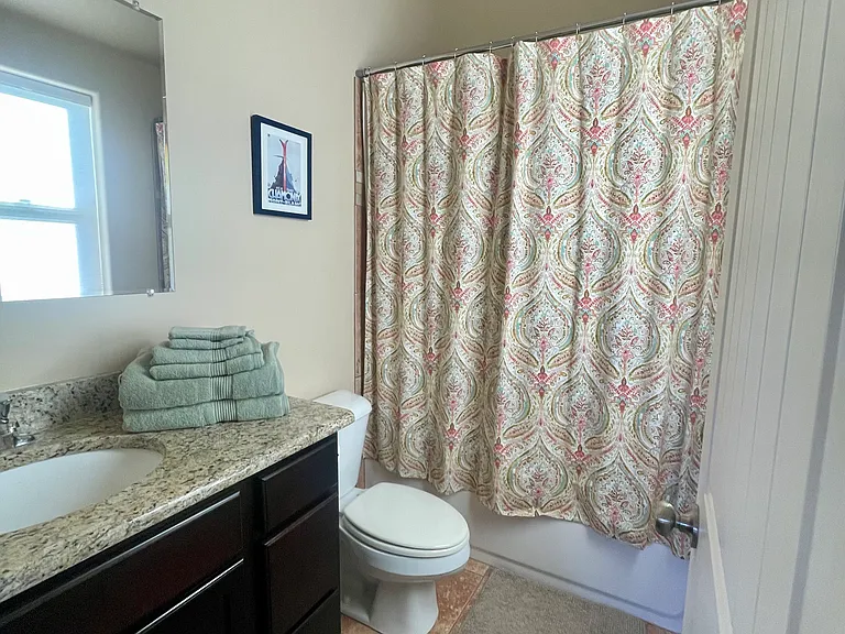 Queen-size bedroom bathroom