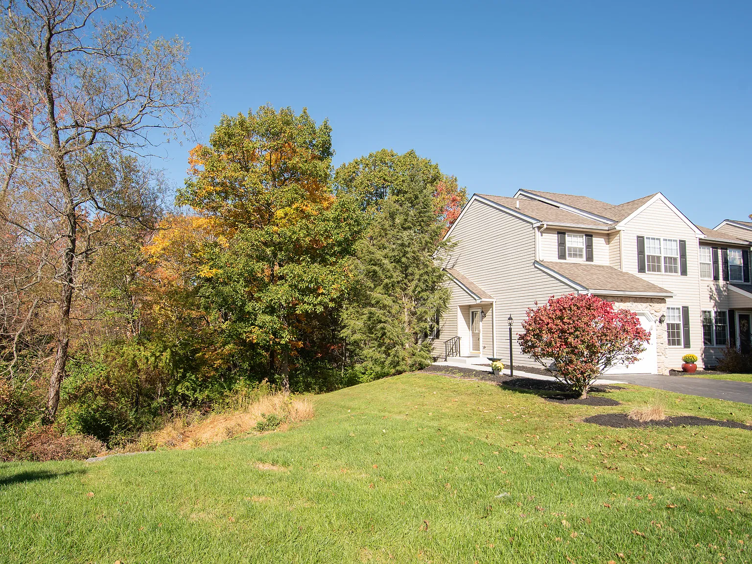 3 bed, 2.5 bath, 1673 sqft, $3,300 — Photo 4