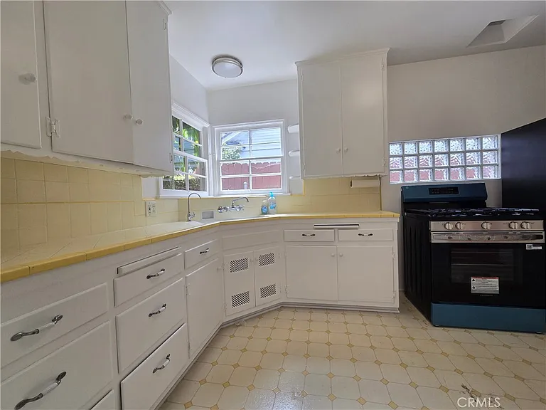 240 Euclid St — Photo 12