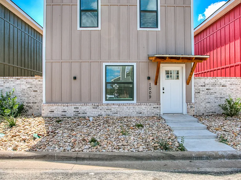 1009 Holiday Dr — Photo 32