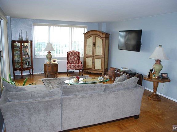 5th image of 2000 Linwood Ave APT 15W