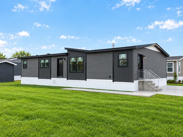 101 Woodcreek Blvd, Walbridge, OH 43465