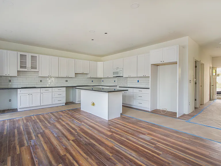 445 Hiscock St — Photo 6