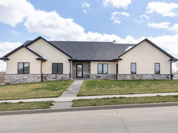 465 Arctic Fox Dr, Epworth, IA 52045