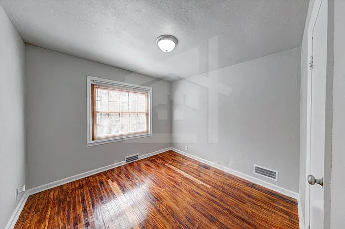 3535 N Oxford St — Photo 17