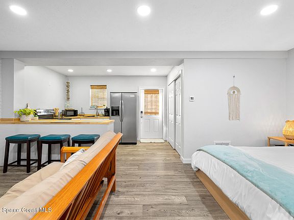 5th image of 120 Coral Way E