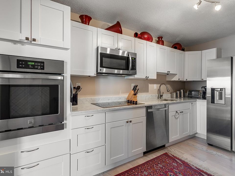 1st image of 307 Yoakum Pkwy APT 1107