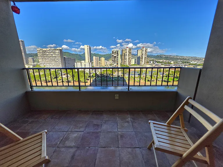 Large open lanai to have evening cocktails or dinner overlooking relaxing views of the Ko'olaus and Ala Wai.