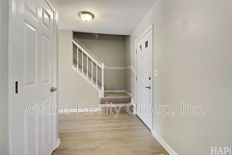 4 bed, 2.5 bath, 2986 sqft, $4,000 — Photo 2