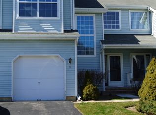 8 Willow Cir, Hamburg, NJ 07419