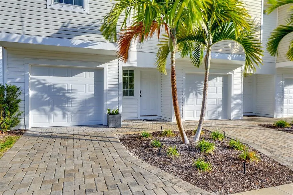 2 bed, 2.0 bath, 1098 sqft, $2,500 — Photo 2