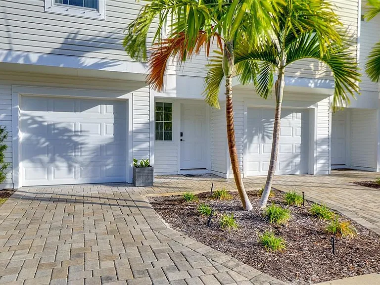 2441 6th Avenue Dr E — Photo 2