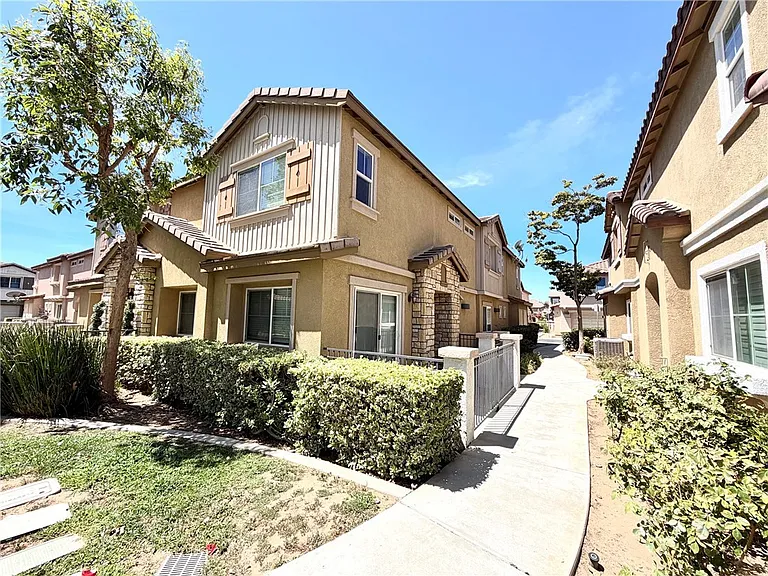 15637 Lasselle St — Photo 2