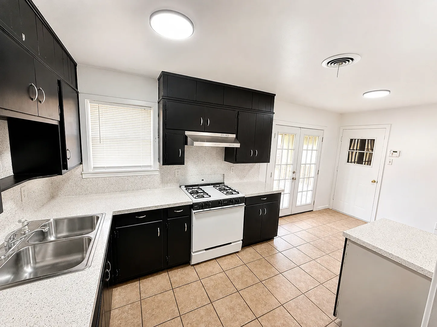 3 bed, 1.5 bath, 1164 sqft, $1,100 — Photo 3