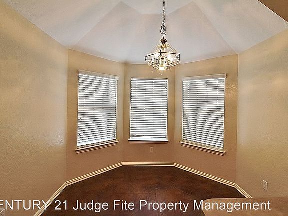 4th image of 302 Aspen Ct W