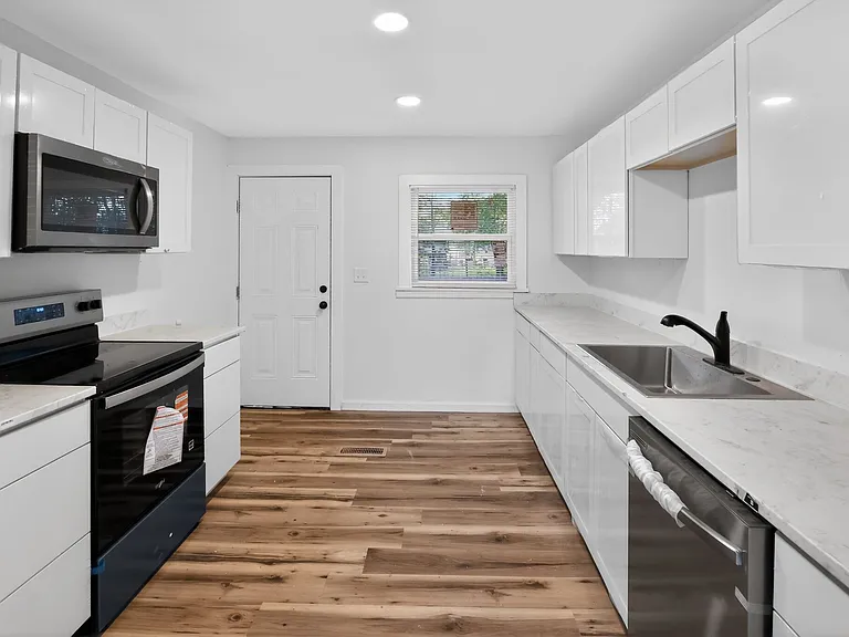 1929 W Oakland Ave — Photo 16