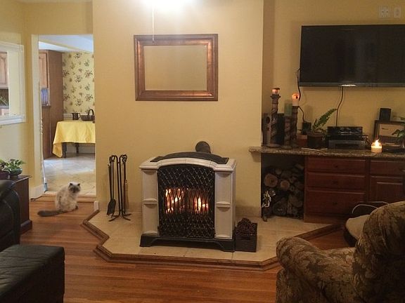 Family Room : Heat with a charming wood stove, or with the heatpump, the choice is all yours..