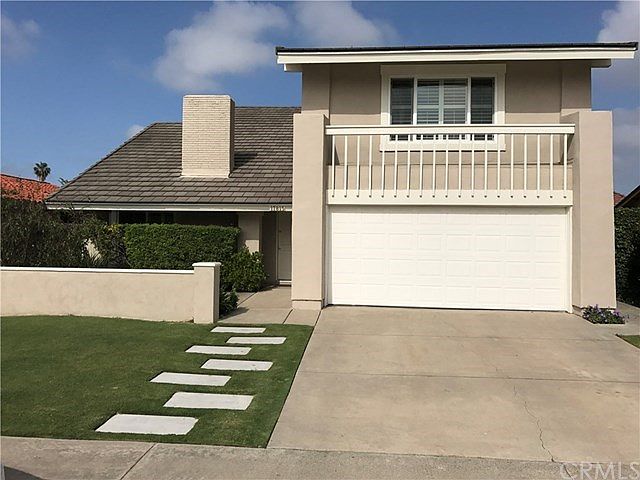 Front yard includes entry courtyard