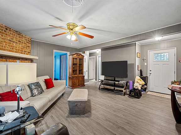 5th image of 225 Sunset Blvd