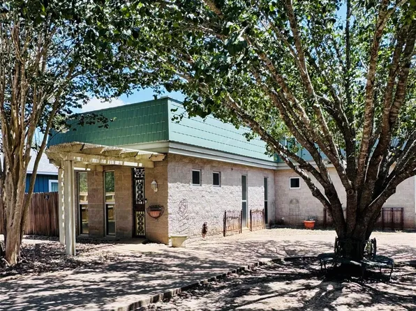 195 Park Dr, La Grange, TX 78945