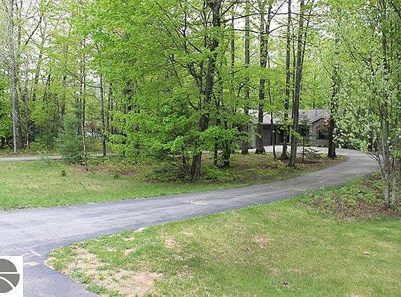 4th image of 612 SW Minkin Dr