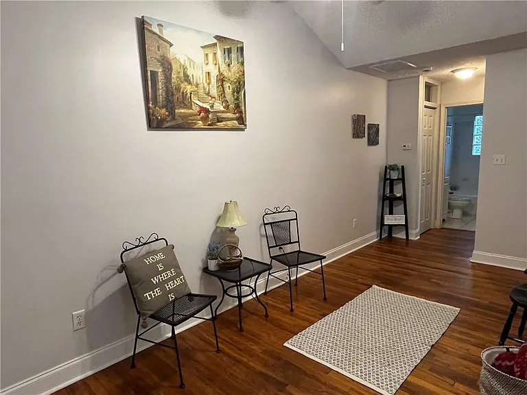 1115 Shelby Pl SE #B — Photo 8